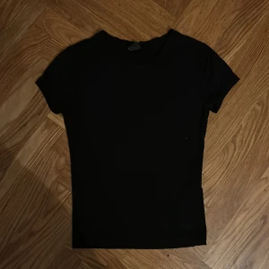 Svart soft touch t-shirt från Gina Tricot - En svart, enkel soft touch från Gina Tricot i storlek S. Modellen är klassisk med rund hals och korta ärmar, perfekt att matcha med allt. Säljer den pga kommrr inte till användning. Den är använd typ 5ggr.😊❣️