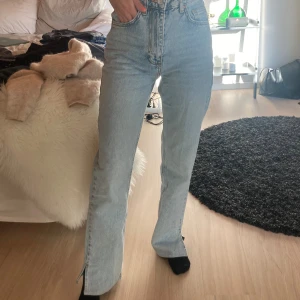 Ljusblå Bikbok jeans - Säljer ett par ljusblå Bikbok jeans med hög midja och bootcut-ben och slits i storlek xs!!💖🤩