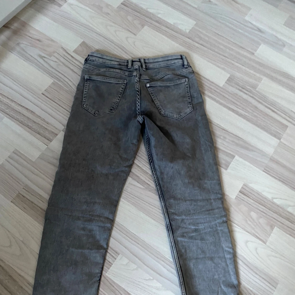 Grå jeansbyxor  - 1