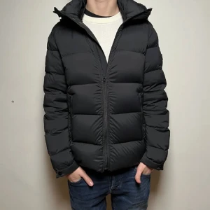 Svart dunjacka från J.Lindeberg - Säljer nu en svin snygg vinterjacka från J Linderberg. Jackan är i nyssick och sparsamt använd. Nypris runt 3700kr. Vid fler frågor är det bara att ✍🏼