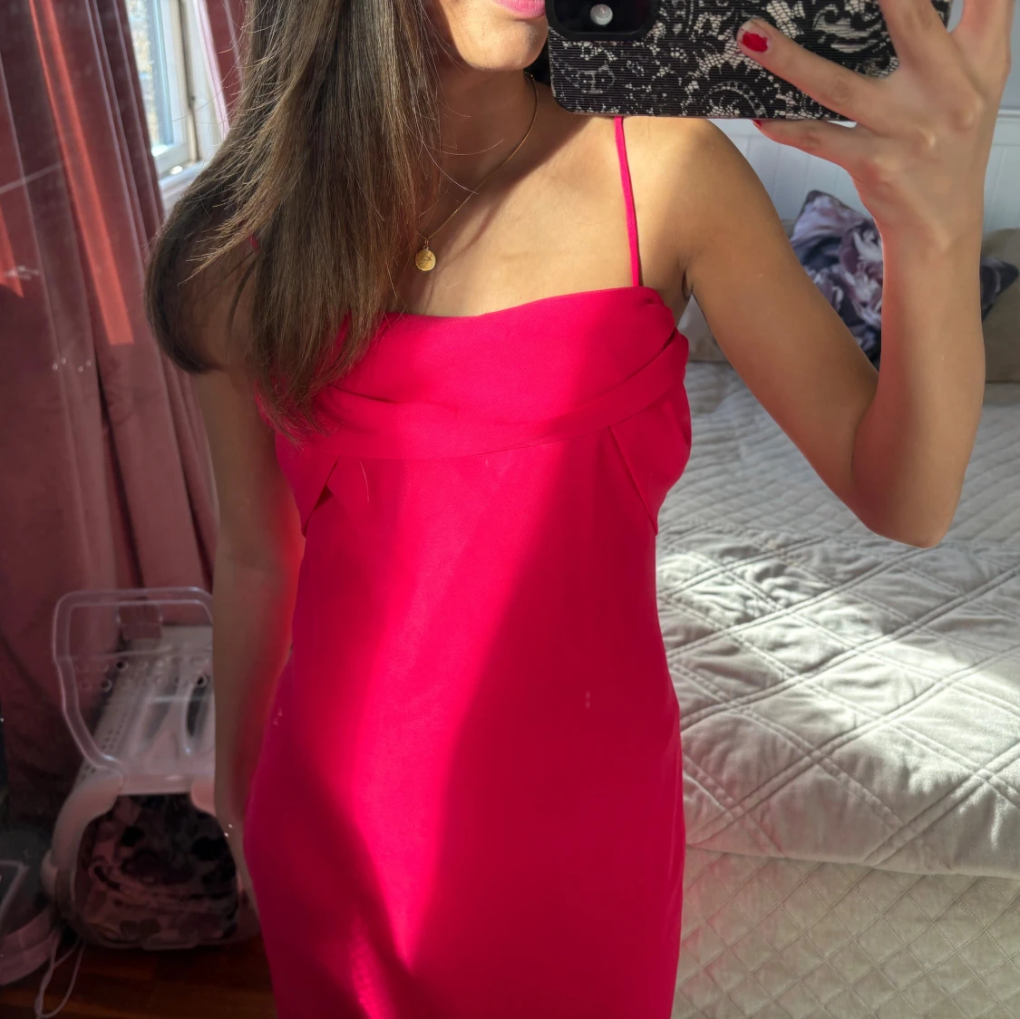 Lång rosa klänning med smala axelband - 1