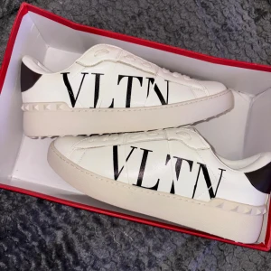 Valentino Garavani Sneakers - Skorna är i helt nytt skick.🤍🖤