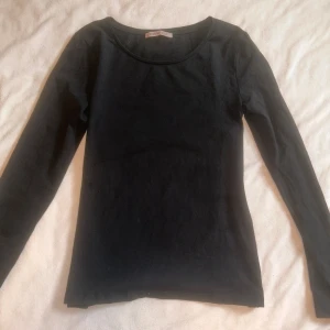 Svart långärmad tröja från Anna Field - Två stycken enkla och stilrena svarta långärmade tröjor från Anna Field. Tröjorna  har rund halsringning och är tillverkad i mjuk bomull, perfekt för lager-på-lager eller som basplagg. Snygg passform som funkar till det mesta.