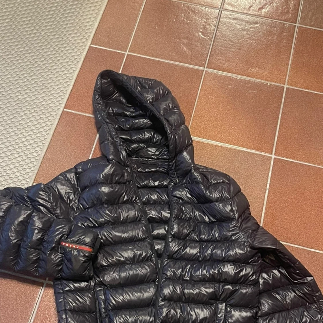 Svart dunjacka och regnjacka från Prada kan bli en och samma jacka  - 4