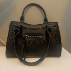 Svart handväska  - Svart Handväska från Zara med väldigt bra skick