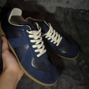 Snygga Marinblå MM Skor - Snygga marinblå sneakers, dem är aldrig använda och i storlek 43. Ingen box eller dustbag tillkommer. Hör av er vid eventuella frågor, Pris går att diskutera!