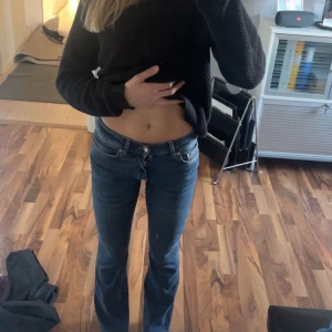 Lågmidjade jeans - Superfina Lågmidjade bootcut jeans från Gina. Knappt använda och i superfint skick, inga defekter. 34 i storlek 