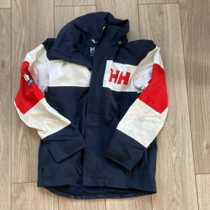 Helly Hansen jacka - Super snygg helly Hansen jacka som tyvärr är för liten för mig. Jätte bra skick, sitter super bra och en utav mina favo jackor.