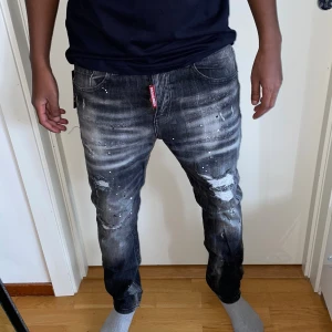 Dsquared jeans strl 50 svarta - Helt nya. Fin replika med grym kvalitet. Modellen är 175cm väger 67kg. Pris: 1299kr. Först till kvarn som gäller. Skickas direkt inom 24h
