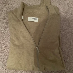 Hel zip - Säljer denna hel zip från selected homme, i en snygg beige färg! Storlek s! Ny pris 699! Skicket är som nytt!