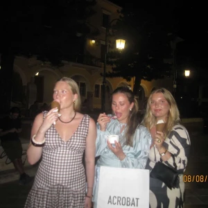 Ljusblå kortklänning från Acrobat - Supersöt ljusblå kortklänning från Acrobat med långärmade, transparenta ärmar och snygg knytning i midjan. Klänningen har v-ringad hals med knytband, volangdetaljer och ett flowigt, luftigt tyg som ger en chill vibe. Perfekt för sommarens alla tillfällen!