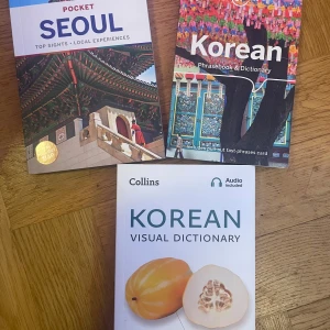 Korean Visual Dictionary - 80kr styck eller köp alla för 150kr!Upptäck koreanska språket på ett visuellt och enkelt sätt! Perfekt för dig som vill lära dig nya ord, förstå kulturen och förbereda dig inför resan till Seoul. Boken innehåller bilder, ordlistor och ljudstöd för att göra inlärningen rolig och effektiv.