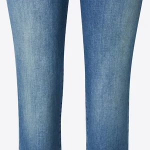 Blå bootcut jeans med låg midja - Snygga blå jeans med bootcut och låg i midja. Jeansen är använda en gång! Storlek 24/32 (passar mig som är 170) Nypris: 799kr                                                 OBS! Jeansen kan uppfattas mörkare i verkligheten (observera bild 3)