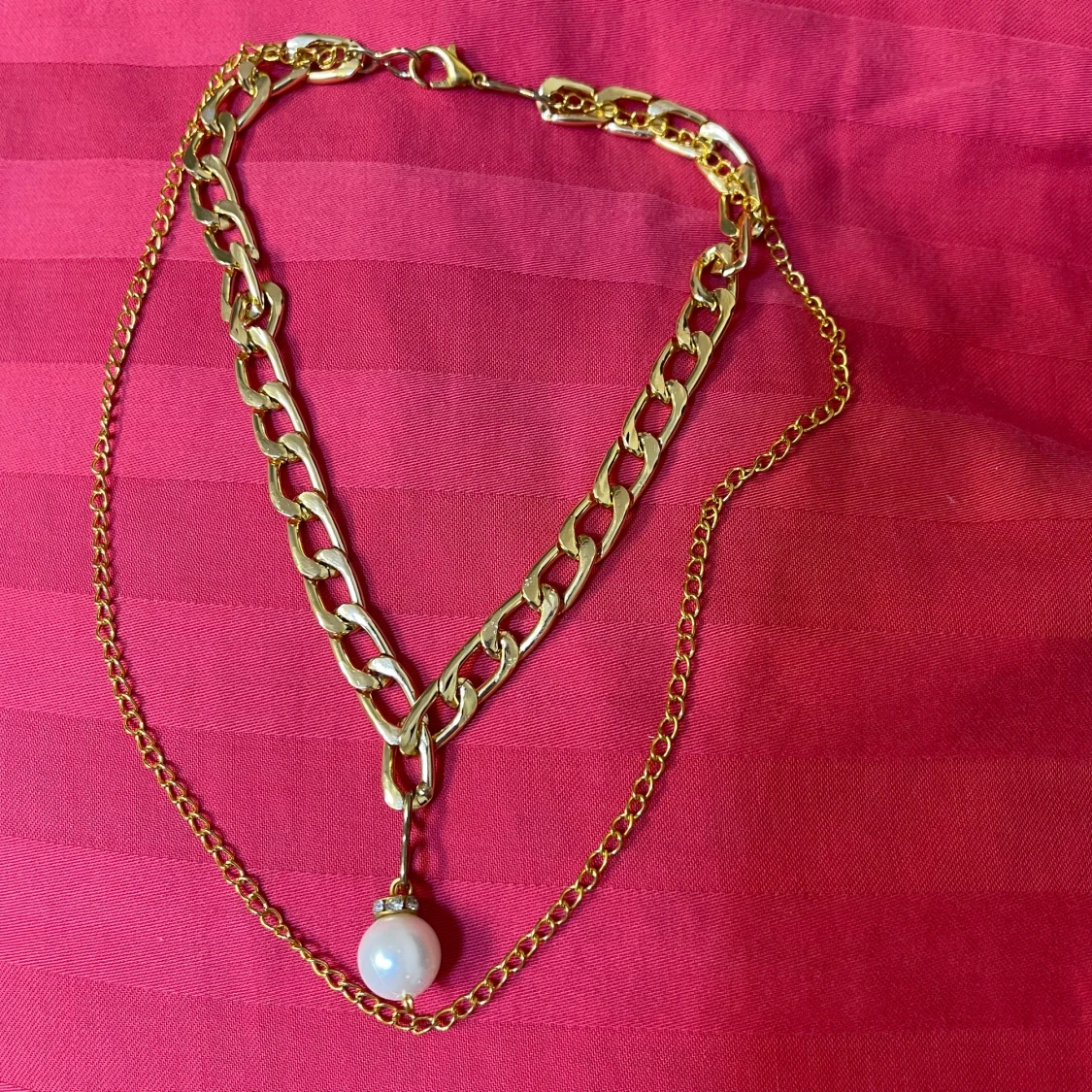 Guldigt halsband med pärlhänge