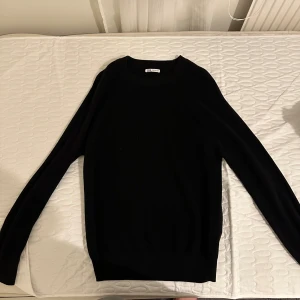 Svart ribbad tröja från Zara - En svart, ribbstickad tröja från Zara i storlek s. Tröjan har rund halsringning och långa ärmar, perfekt för lager-på-lager. Materialet är mjukt och stretchigt, vilket gör den både bekväm och snygg till många outfits.