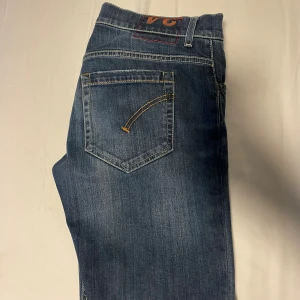 Dondup jeans - Säljer nu mina dondup jeans då dom är för små. Dom är i storlek 34 men uppsydda, sitter som 33/32 ungefär. Passar dig som är 175-183cm. Mörklblåa med snygg tvätt. Jätte bra skic. Skriv vid fler bilder eller funderingar, Mvh/ Leo