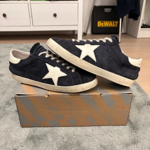 Mörkblå Golden Goose sneakers - Otroligt bra skick! Knappast använt! Sulan är intakt. Storlek 42 passar också 43! Fraktar inom 24h. Fick dom i somras 