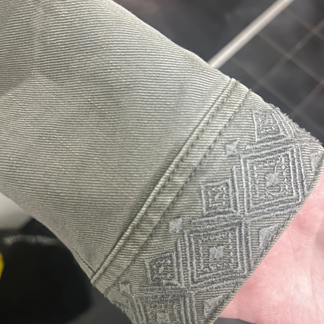Grå overshirt från Zara med broderi - 4