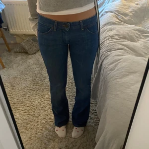 Lågmidjade Wrangler jeans  - Säljer dessa jättesnygga lågmidjade wrangler jeansen!  Midjemått rakt över: 41cm Innerbenslängden: 83cm De har inga defekter och har aldrig använts av mig, har bara prövat de!  Skriv om ni har frågor 😊