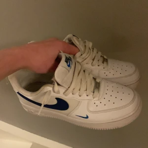 Nike Air Force 1  - Ett par af1 i en annan model, köptes för cirka 1600 för ett halv årsedan. Jag har växt ur skorna och därför säljer jag dem. Enligt mig är passformen 39-42 men det är ju vad man tycker själv. Kan sänka priset vid snabb affär