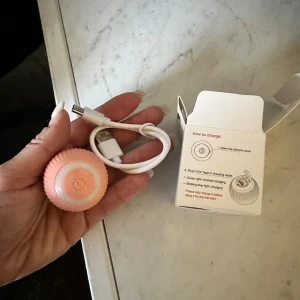 Petgravity Smart Rotating Ball boll för husdjur leksak  - Petgravity Smart Rotating Ball 2.0 är en interaktiv leksak för husdjur. Den har automatisk rotation, USB-C laddning och levereras med originalförpackning och kabel. Produkten är oanvänd och är i mycket gott skick.