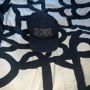 Hugo boss keps - Tjena säljer nu min sällsynta och gamla Hugo boss keps som jag inte använt på flertal år. Kepsen finns i Fruängen!  Mvh Leon