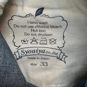 PURE BLUE japan DRY SELVEDGE jeans 33/33 - Sjuka jeans från Perfect blue köpta i Japan. Relaxed/Regular passform som går najs över skorna. Stört material och tvätten är väldigt unik, Nypris ligger nu runt kring 3000kr-4000kr. DRY jeans o ska helst hand tvättas annars kör låg värme i tvätt maskin. För att behålla unika stilen o färgen på dom. Skicket är förvånansvärt bra, tjockt material, inga hål eller slitningar ens. Skriv så får ni fler bilder.