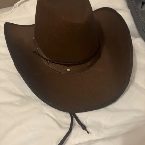 Brun cowboyhatt  - Brun cowboyhatt, perfekt till halloween! 🤍