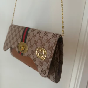 kuvertväska med kedja - Snygg kuvertväska 🩷💕