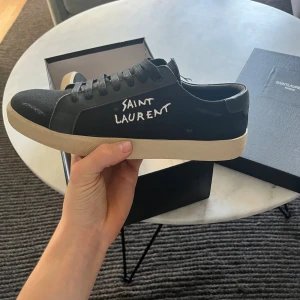 Sain Laurent skor - Detta är ett par ysl skor som är i nytt skick köpta på miinto och är i st 42🤩köpte för 7000 ish men har inte kvar orderbekräftelsen pga ny mobil och Mail! Kom med massa frågor vid intresse svarar snabbt