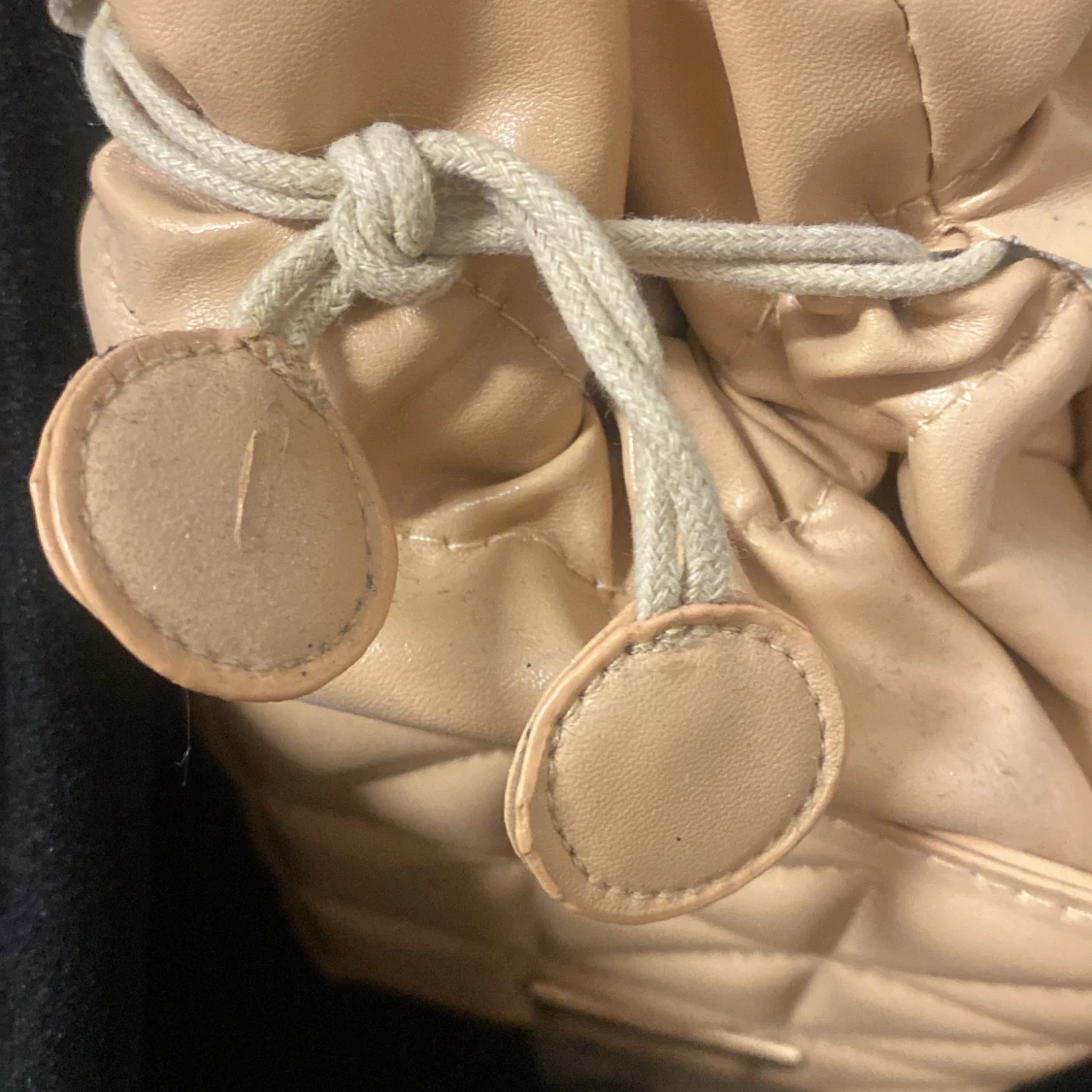 Beige quiltad axelväska med snörning - 1