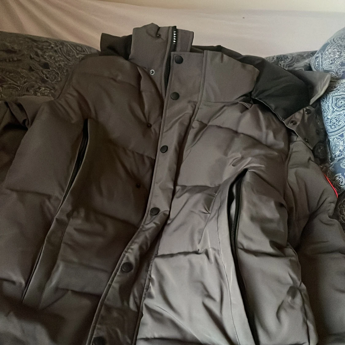 Canada goose jacka grå med röd detalj. - 4