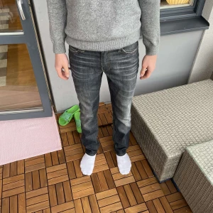 Levi's jeans  - Sjukt feta mörkblå Levi’s straight fit jeans i storlek 29/32. Sjukt snygg tvätt och inga deffekter. Bara att höra av sig vid minsta lilla!