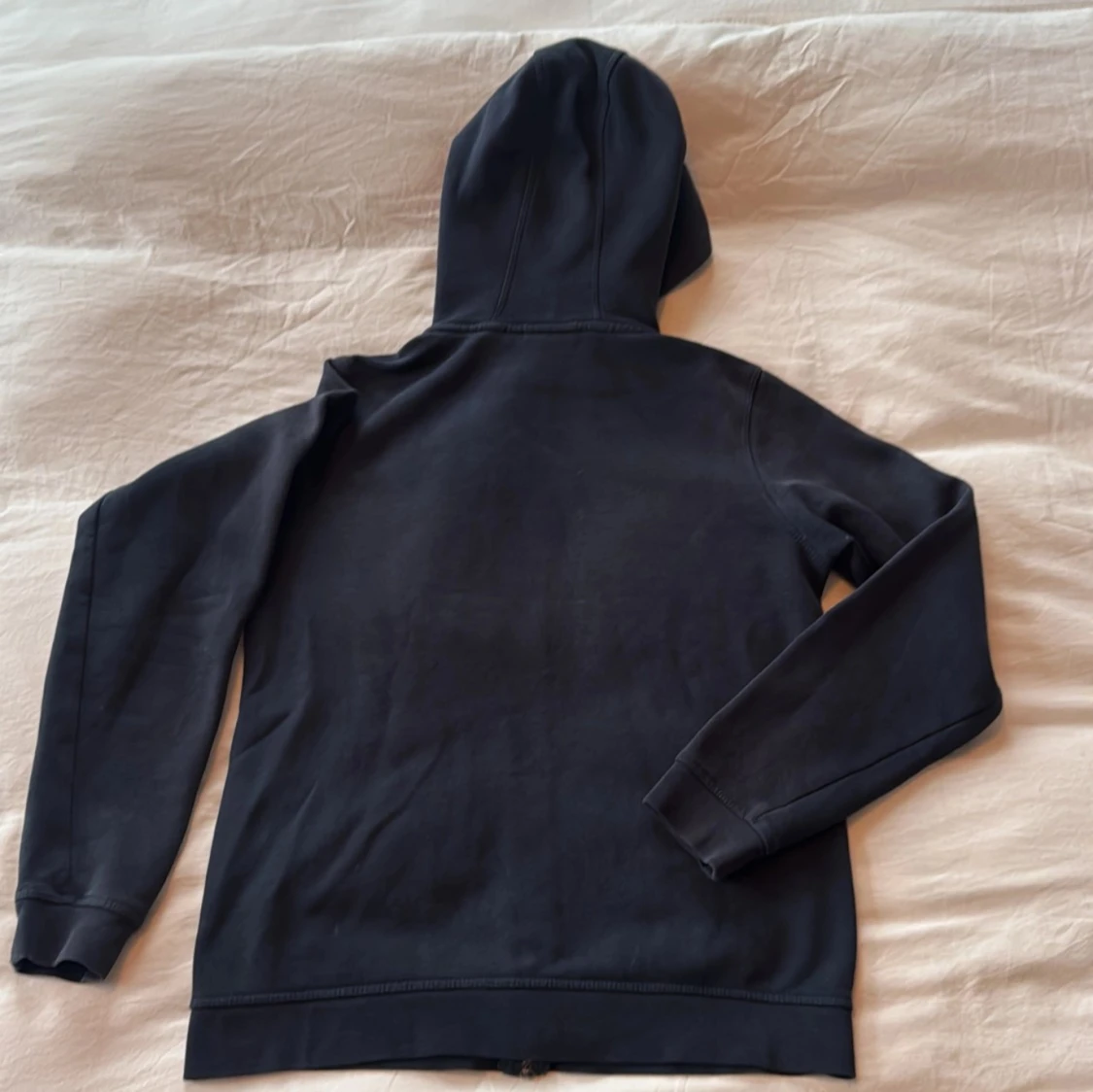 Mörkblå hoodie från Sail Racing - 1