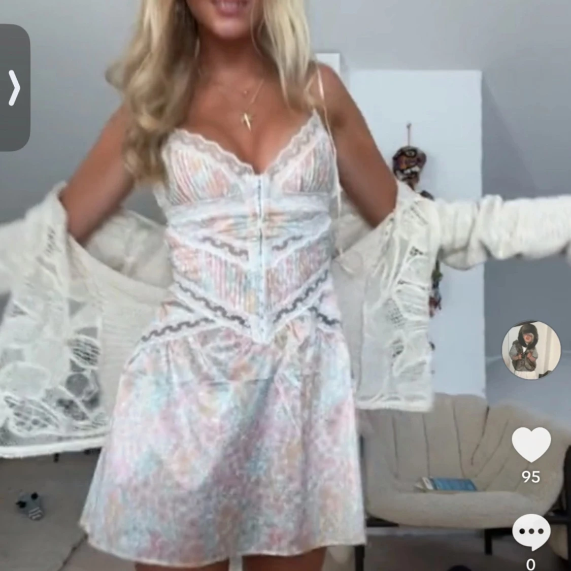 Pastellfärgad spetsklänning med smala axelband