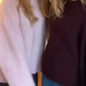 Ljusrosa stickad 💓 - Jättefin stickad tröja från Gina som tyvärr inte kommer till användning, den är i fint skick och passar för många storlekar! Kan även tänka mig sälja en beige ifall intresse finns!💓💓