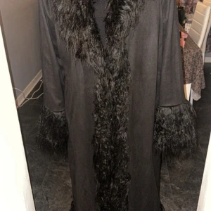 Päls jacka - Svart jacka med pälskrage lång Väldigt strechig 