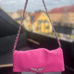Jättefin väska💓 - Jättefin rosa väska med detaljer, märket har lossnat lite men inte farligt.💓