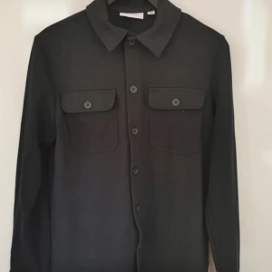 Svart overshirt från Only & Sons - Säljer en mörkblå overshirt från Only & Sons som har använts ett par gånger. Då jag skulle sägavatt den är i väldigt bra skick. Nypris, 499kr mitt pris 350kr. 