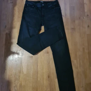 Jack n Jones jeans - Säljer nu mina svarta Jeans från Jack n Jones jag köpte för ett tag sedan. Finns inga defekter. Väljer att sälja dessa då de sitter lite för skinny på mig för min smak. W34 L36