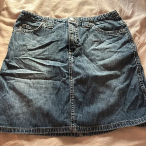 Jeanskjol - Jeanskjol! Använt några gånger men inga defekter💗