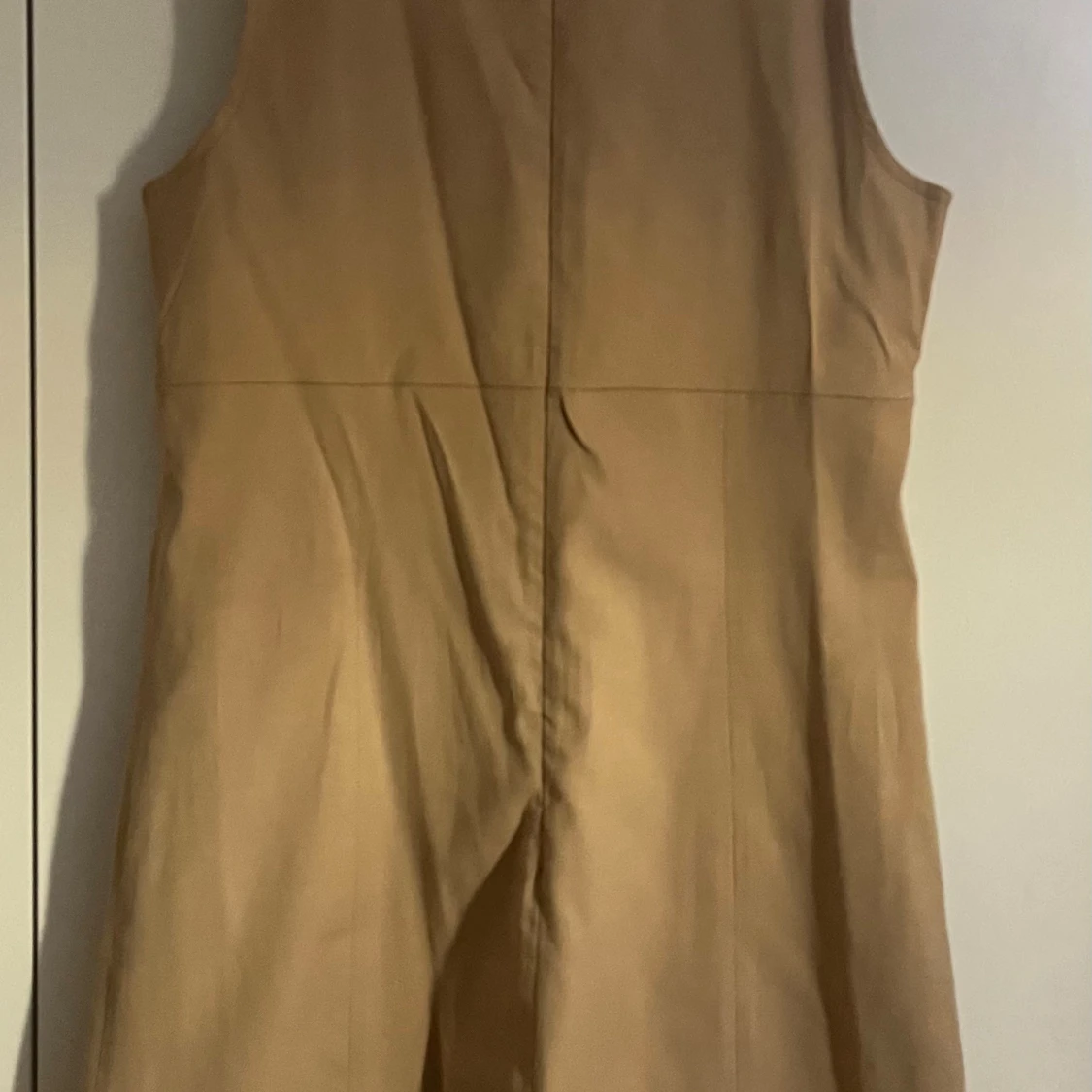 Beige ärmlös klänning med bälte - 1