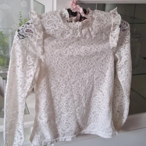 Spets topp - En spets topp med volanger ifrån Cubus! Har använts ungefär 2 gånger 💓 Storleken är 146/152. 