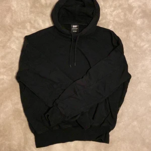 Svart hoodie Sweet Skateboards  - Svart hoodie från Sweet Skateboards i 100% bomull. Stor tryckt stjärndesign i svart och silver på ryggen. XS men passar som S. Är öppen för ett lägre pris vid snabb affär. Om ni har några frågor skriv gärna! 