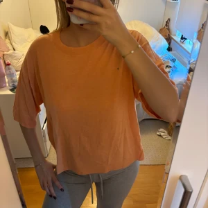 Orange topp  - Storlek XL men passar även L och M 