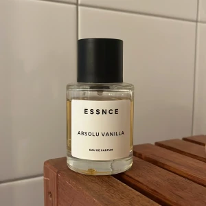 ESSNCE Absolu Vanilla  - Säljer ESSNCE Absolu Vanilla Eau de Parfum 🧁. 50 ml flaska, lite använd men i mycket gott skick. Luktar så gott! 