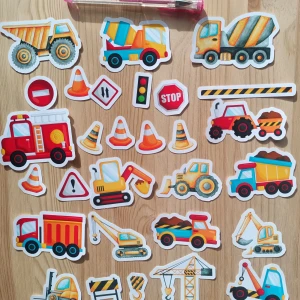 29 st klistermärken av Byggfordon och vägmärken  - Bilden visar färgglada klistermärken med motiv av byggfordon, trafikskyltar och koner.