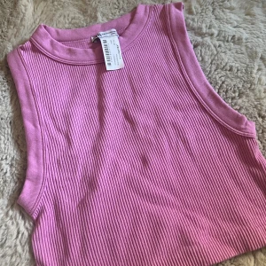 Ribbad rosa linnetopp  - Säljer en ribbad rosa linnetopp från Zara. Materialet är mjukt och stretchigt. Super bekväm. 