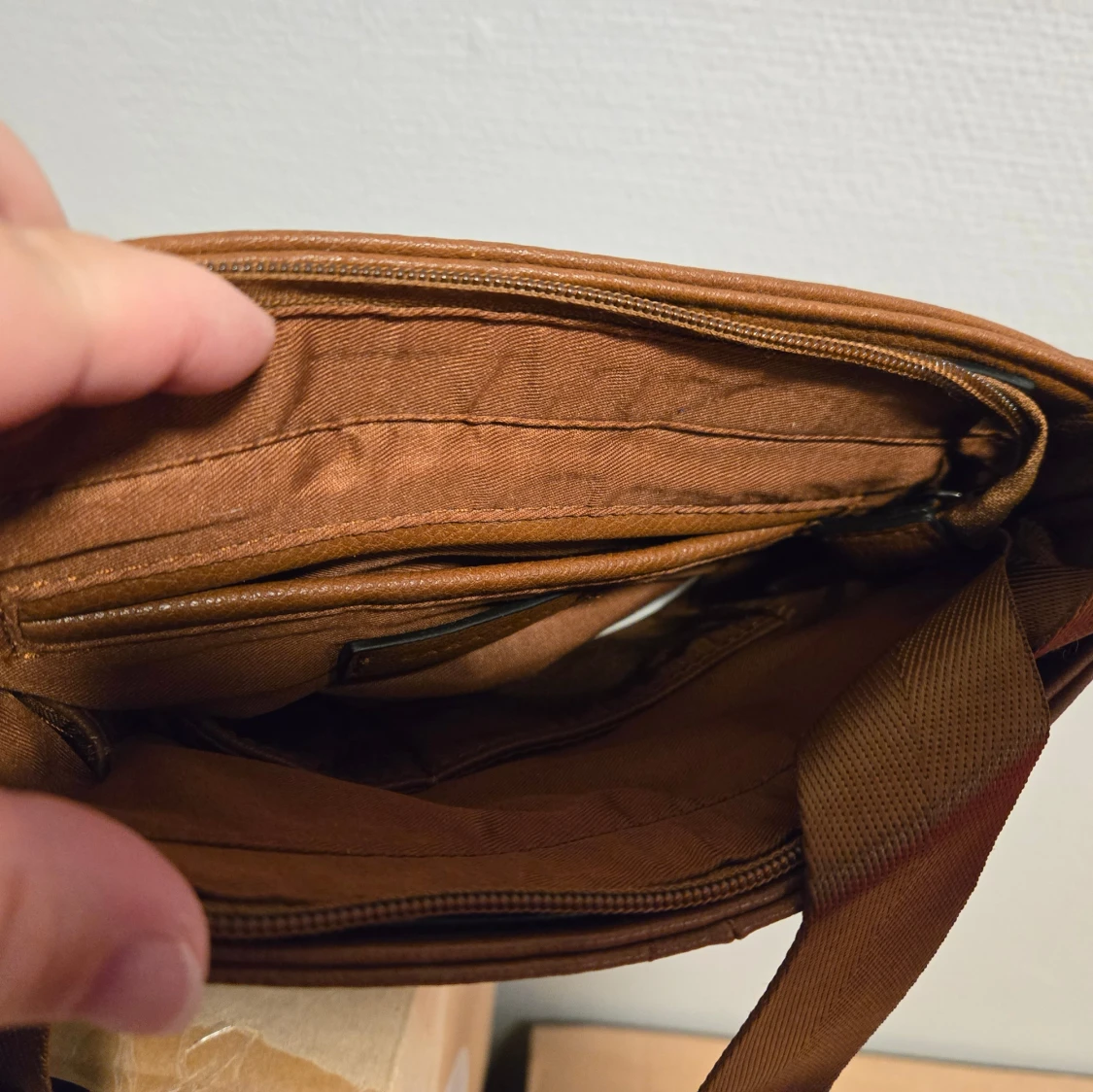 Brun axelväska i skinn - 1