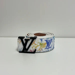 Lv Bälte  - Hejsan, säljer ett helt nytt bälte aldrig tidigare använd. Storlek 110cm. Postar alltid inom 24h efter köpet. Skriv gärna om du har fler frågor.